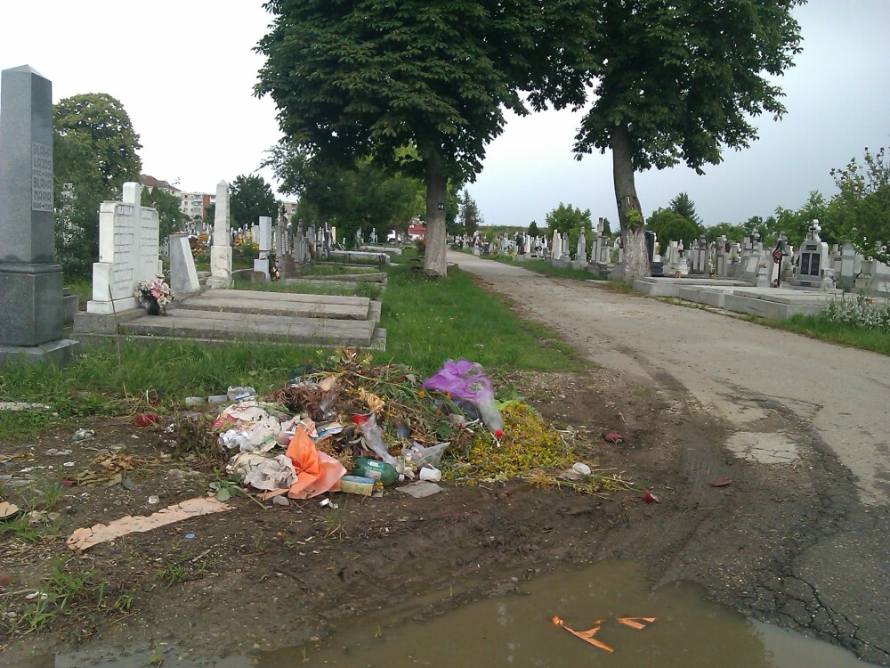 Somnul de veci printre gunoaie. Cimitirele aradene seamana tot mai mult cu rampele de gunoi - Imaginea 2