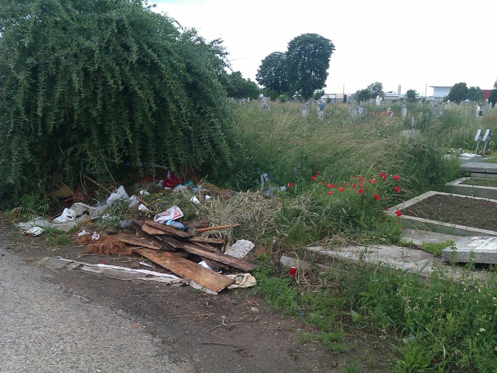 Somnul de veci printre gunoaie. Cimitirele aradene seamana tot mai mult cu rampele de gunoi - Imaginea 8