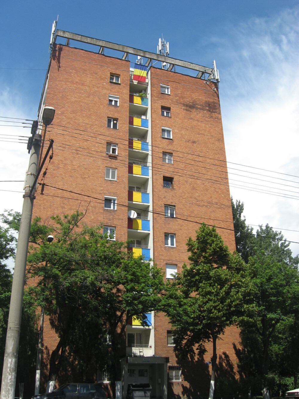 O moda neobisnuita apare in Arad. De ce isi zugravesc oamenii blocurile in culori de steaguri - Imaginea 2
