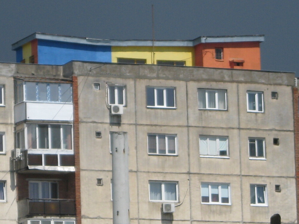 O moda neobisnuita apare in Arad. De ce isi zugravesc oamenii blocurile in culori de steaguri - Imaginea 3