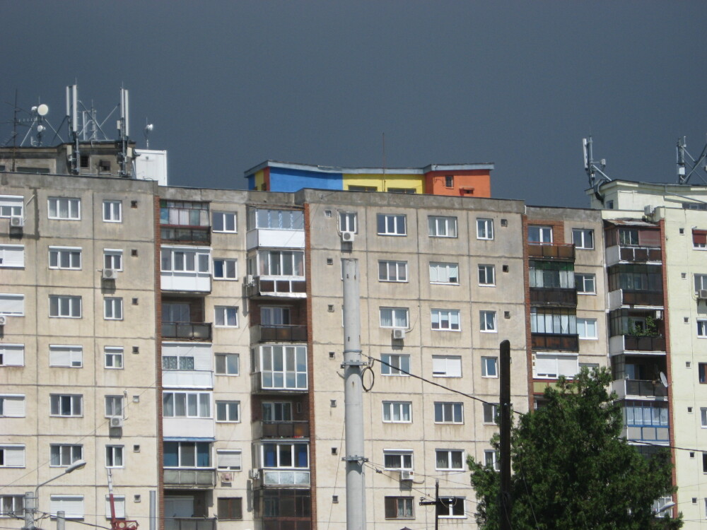 O moda neobisnuita apare in Arad. De ce isi zugravesc oamenii blocurile in culori de steaguri - Imaginea 4