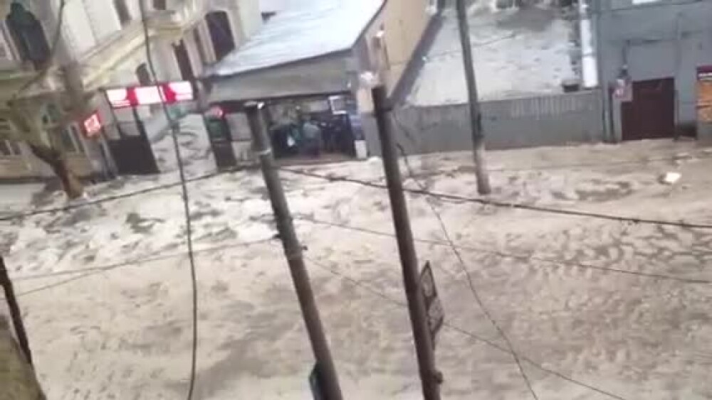POTOP in sud-vestul tarii: Sute de oameni s-au trezit cu apa peste ei in case, iar strazile din Bucuresti au fost inundate - Imaginea 5