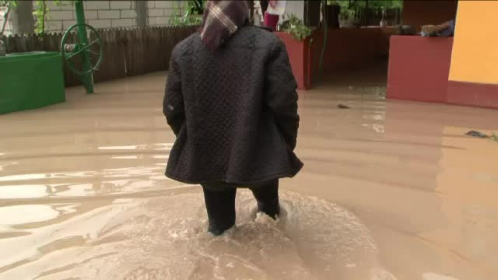 POTOP in sud-vestul tarii: Sute de oameni s-au trezit cu apa peste ei in case, iar strazile din Bucuresti au fost inundate - Imaginea 9
