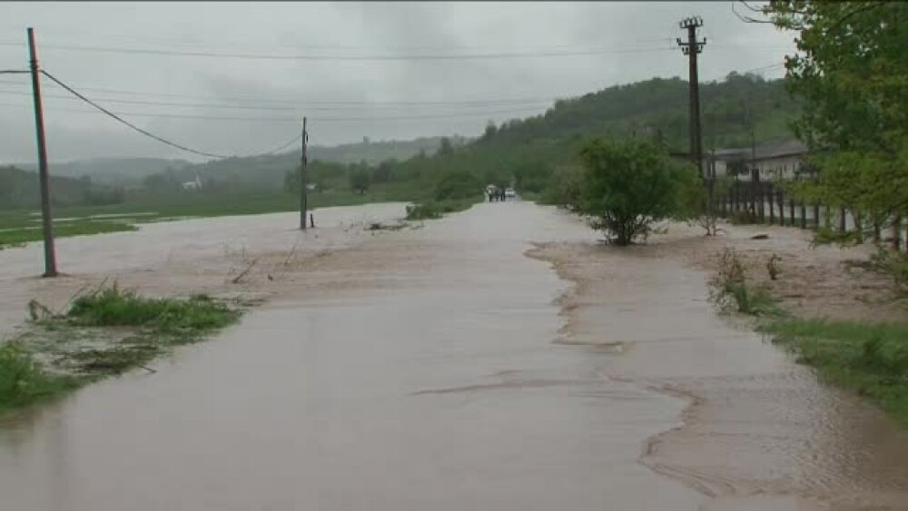 POTOP in sud-vestul tarii: Sute de oameni s-au trezit cu apa peste ei in case, iar strazile din Bucuresti au fost inundate - Imaginea 10