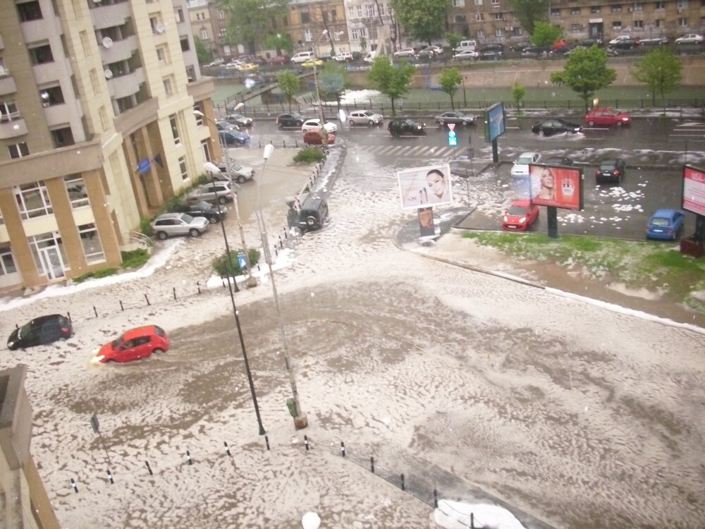 POTOP in sud-vestul tarii: Sute de oameni s-au trezit cu apa peste ei in case, iar strazile din Bucuresti au fost inundate - Imaginea 11