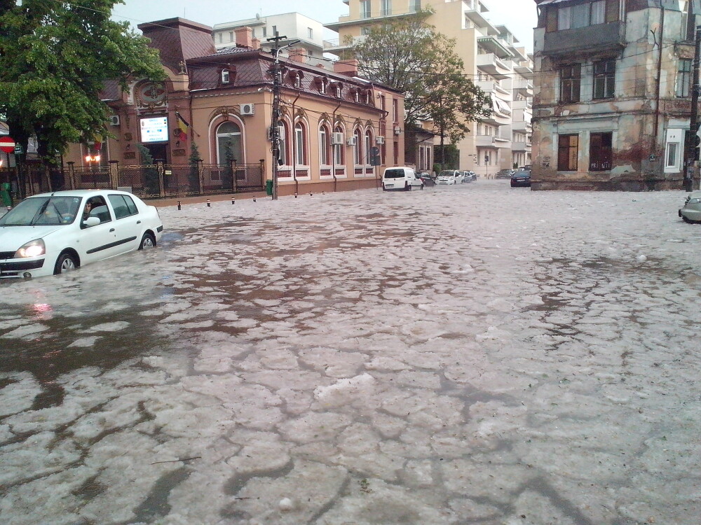 POTOP in sud-vestul tarii: Sute de oameni s-au trezit cu apa peste ei in case, iar strazile din Bucuresti au fost inundate - Imaginea 13