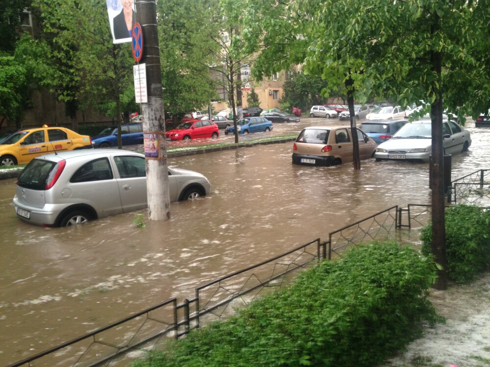 POTOP in sud-vestul tarii: Sute de oameni s-au trezit cu apa peste ei in case, iar strazile din Bucuresti au fost inundate - Imaginea 15