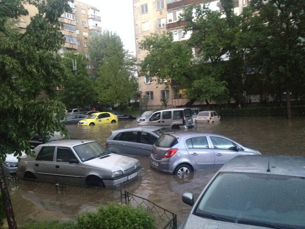 POTOP in sud-vestul tarii: Sute de oameni s-au trezit cu apa peste ei in case, iar strazile din Bucuresti au fost inundate - Imaginea 16
