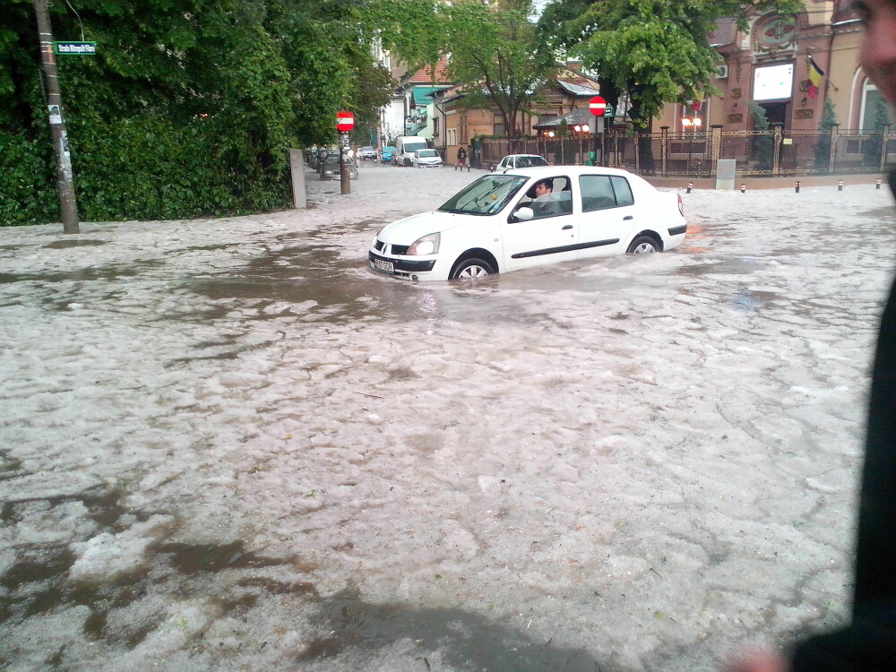 Potopul din hypermarket si balta in care masinile au devenit barcute, intre imaginile care s-au viralizat dupa ploile de ieri - Imaginea 4