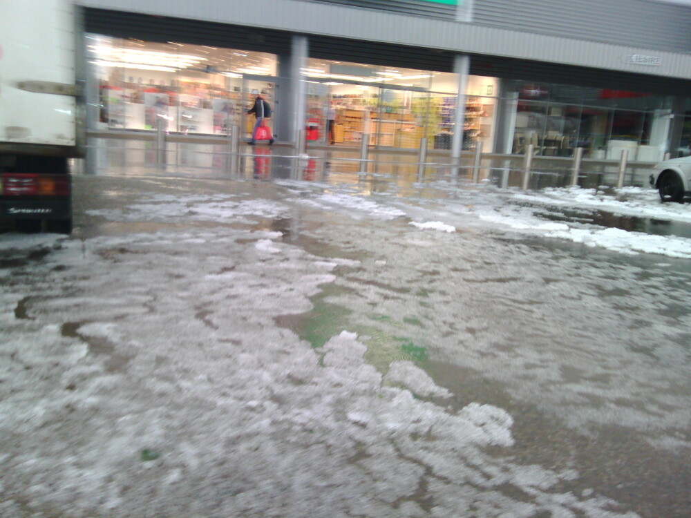 Potopul din hypermarket si balta in care masinile au devenit barcute, intre imaginile care s-au viralizat dupa ploile de ieri - Imaginea 7