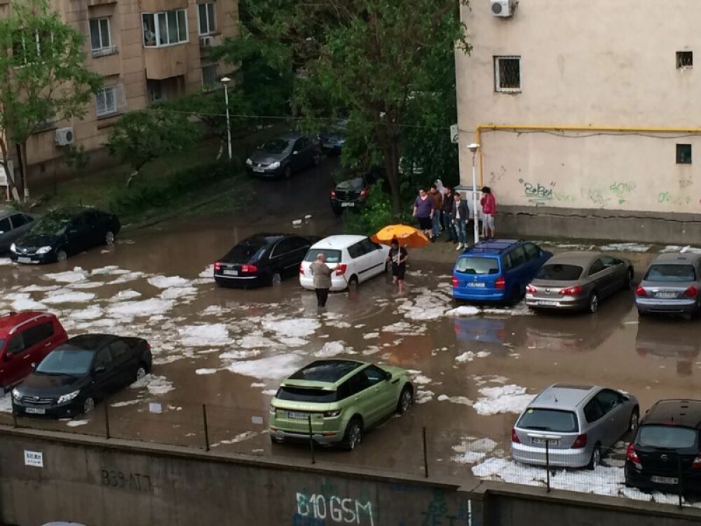 Potopul din hypermarket si balta in care masinile au devenit barcute, intre imaginile care s-au viralizat dupa ploile de ieri - Imaginea 15