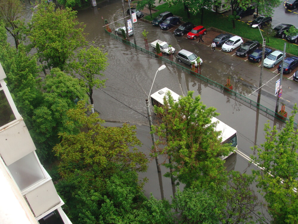 Potopul din hypermarket si balta in care masinile au devenit barcute, intre imaginile care s-au viralizat dupa ploile de ieri - Imaginea 16