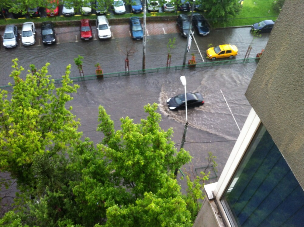 Potopul din hypermarket si balta in care masinile au devenit barcute, intre imaginile care s-au viralizat dupa ploile de ieri - Imaginea 21