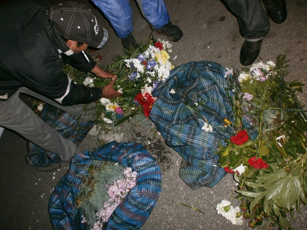 Hoti prinsi de politisti dupa ce au furat florile de pe morminte. Ce au declarat infractorii - Imaginea 1