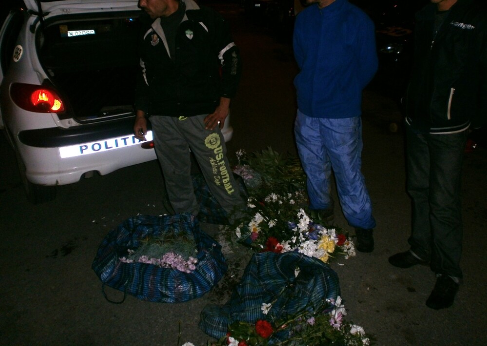 Hoti prinsi de politisti dupa ce au furat florile de pe morminte. Ce au declarat infractorii - Imaginea 2