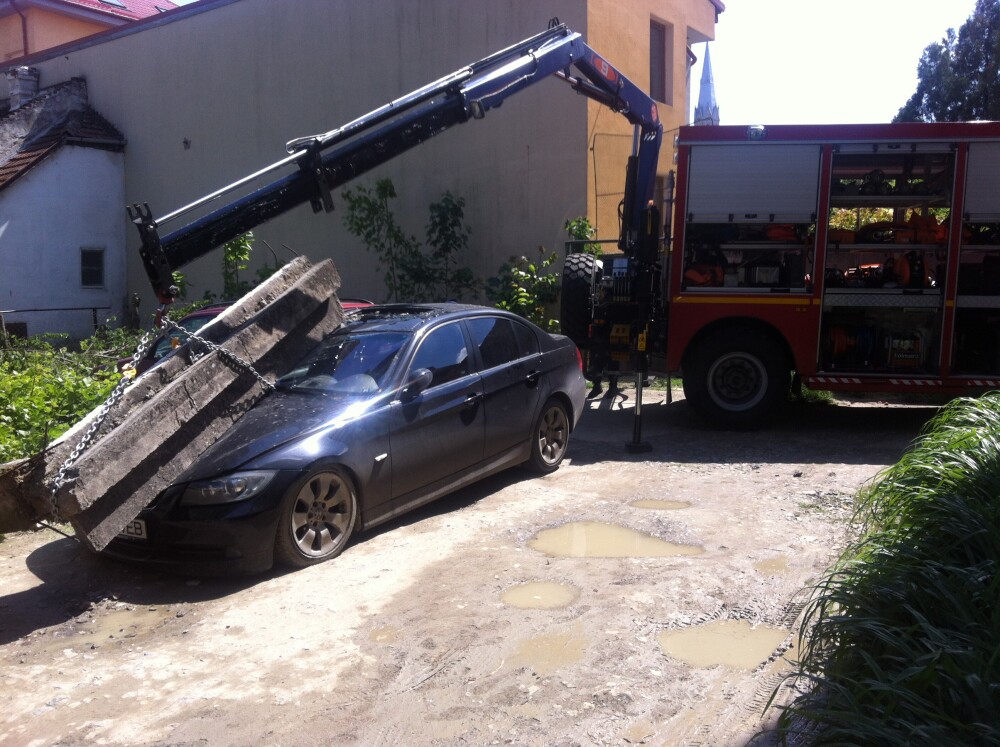 O grinda de beton s-a prabusit peste un autoturism, la Timisoara. Soferul coborase din masina cu putin timp inainte. FOTO - Imaginea 1