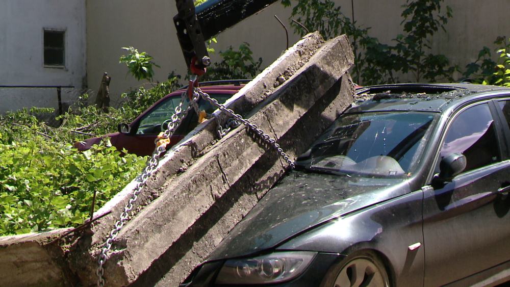 O grinda de beton s-a prabusit peste un autoturism, la Timisoara. Soferul coborase din masina cu putin timp inainte. FOTO - Imaginea 3