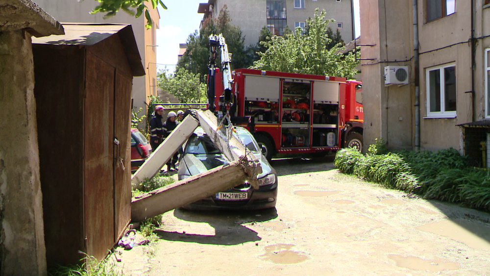O grinda de beton s-a prabusit peste un autoturism, la Timisoara. Soferul coborase din masina cu putin timp inainte. FOTO - Imaginea 4