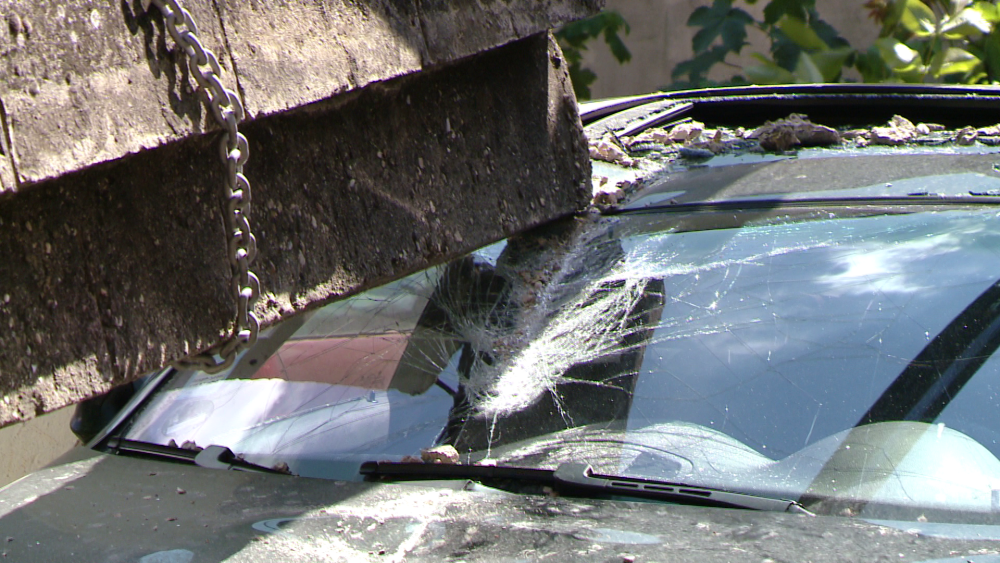 O grinda de beton s-a prabusit peste un autoturism, la Timisoara. Soferul coborase din masina cu putin timp inainte. FOTO - Imaginea 5