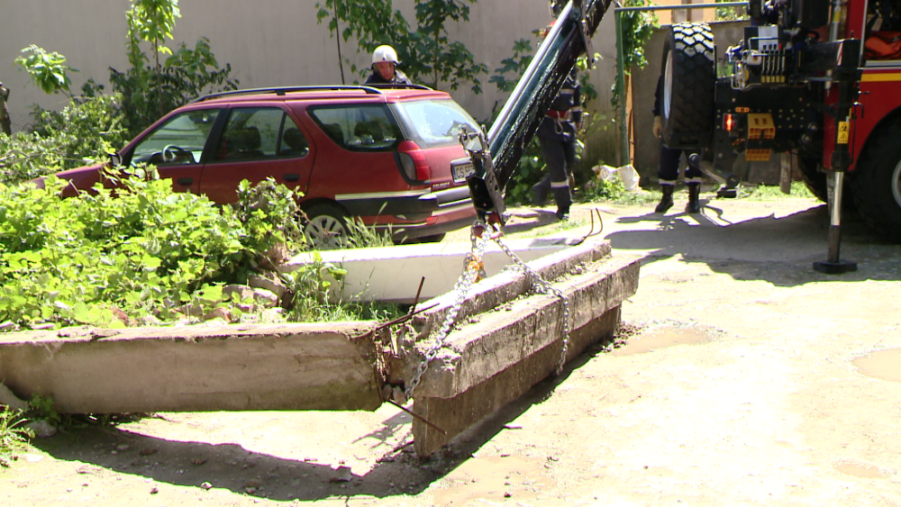 O grinda de beton s-a prabusit peste un autoturism, la Timisoara. Soferul coborase din masina cu putin timp inainte. FOTO - Imaginea 6