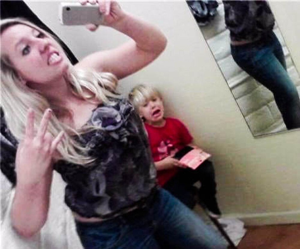 Selfie-uri indecente, in prezenta propriilor copii. Fenomenul ingrijorator care a pus stapanire pe intreaga lume - Imaginea 3