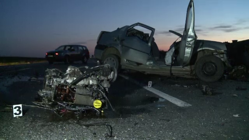 Un sofer a murit pe loc dupa ce a intrat cu masina intr-un autocar. Bucati din autoturism au fost proiectate la zeci de metri - Imaginea 1