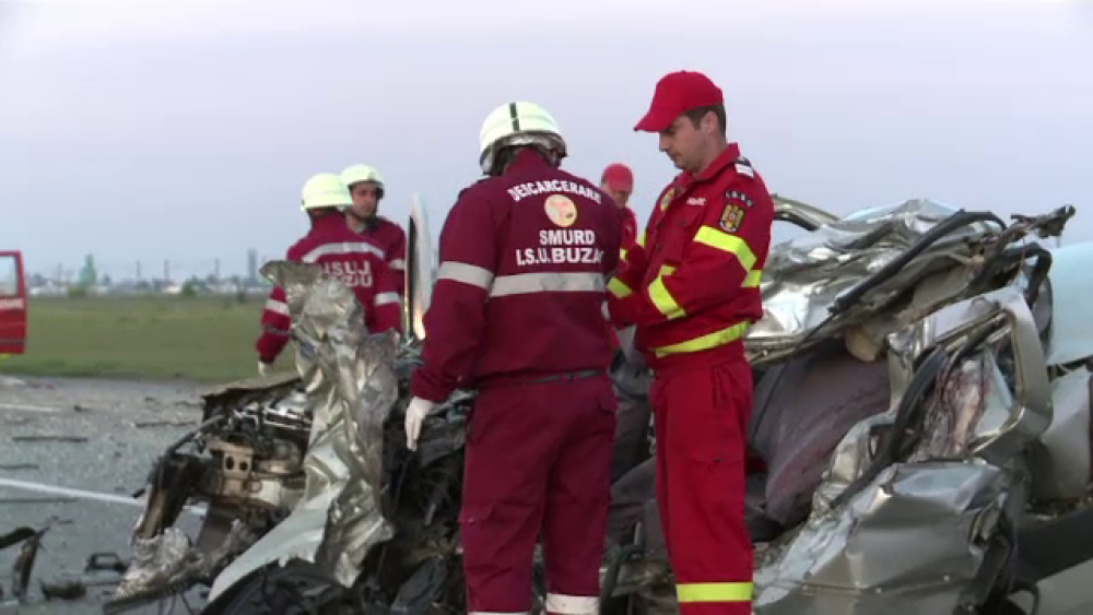 Un sofer a murit pe loc dupa ce a intrat cu masina intr-un autocar. Bucati din autoturism au fost proiectate la zeci de metri - Imaginea 2