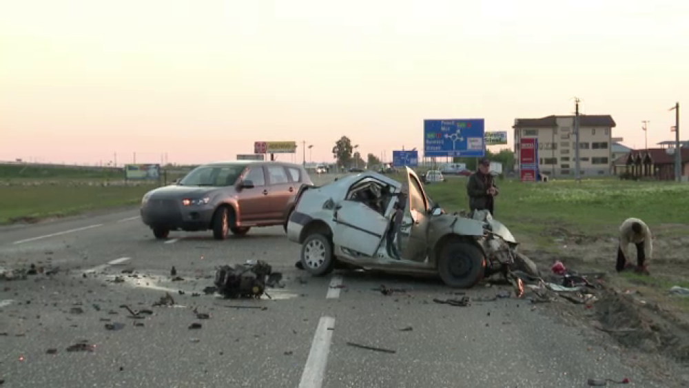 Un sofer a murit pe loc dupa ce a intrat cu masina intr-un autocar. Bucati din autoturism au fost proiectate la zeci de metri - Imaginea 3