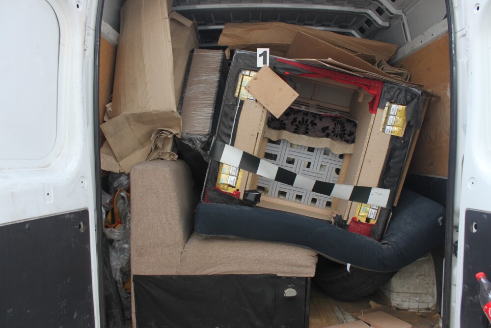 Politistii de frontiera din Maramures au descoperit tigari de contrabanda ascunse in piese de mobilier - Imaginea 3