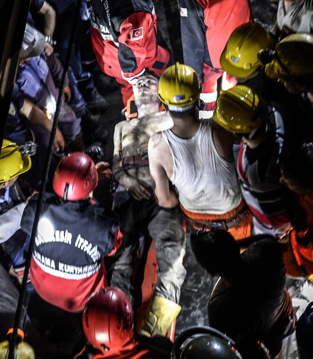 Tensiuni dupa tragedia din mina. Consilierul premierului turc, pozat in timp ce lovea cu picioarele un protestatar - Imaginea 1