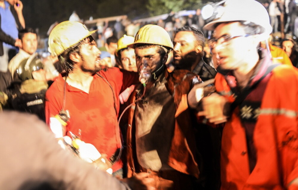 Tensiuni dupa tragedia din mina. Consilierul premierului turc, pozat in timp ce lovea cu picioarele un protestatar - Imaginea 2
