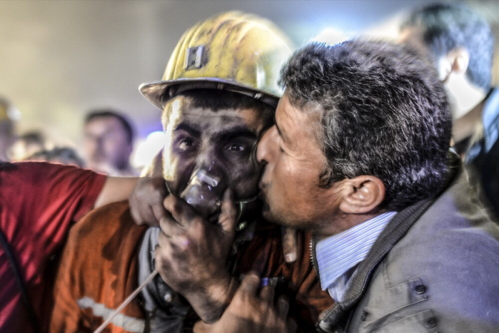 Tensiuni dupa tragedia din mina. Consilierul premierului turc, pozat in timp ce lovea cu picioarele un protestatar - Imaginea 3