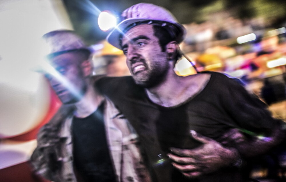 Tensiuni dupa tragedia din mina. Consilierul premierului turc, pozat in timp ce lovea cu picioarele un protestatar - Imaginea 4