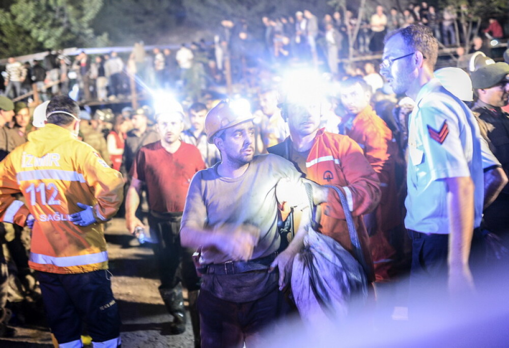 Tensiuni dupa tragedia din mina. Consilierul premierului turc, pozat in timp ce lovea cu picioarele un protestatar - Imaginea 6