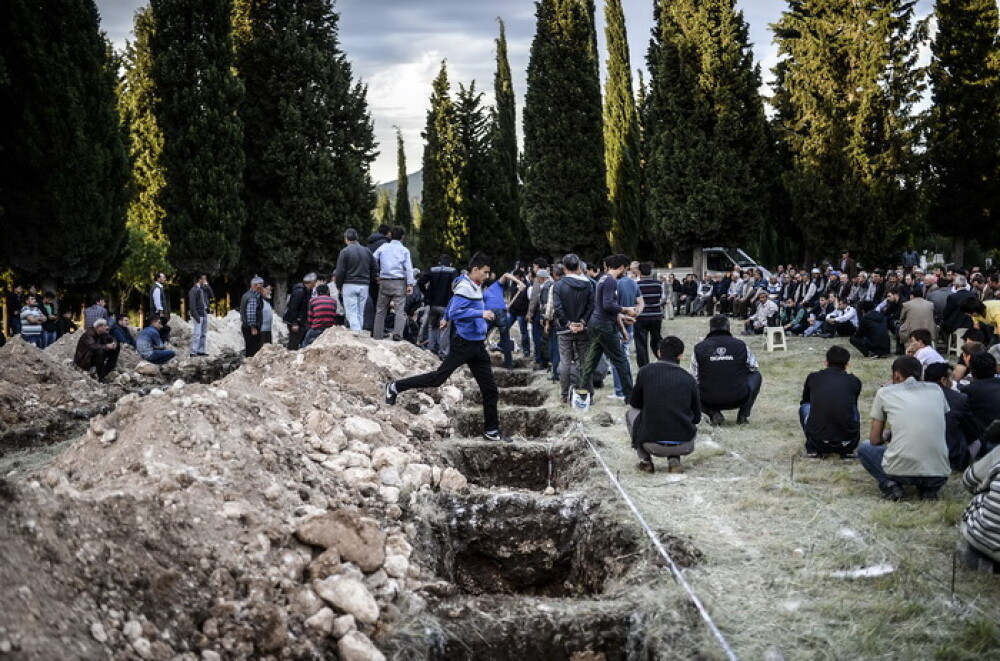 Tensiuni dupa tragedia din mina. Consilierul premierului turc, pozat in timp ce lovea cu picioarele un protestatar - Imaginea 7