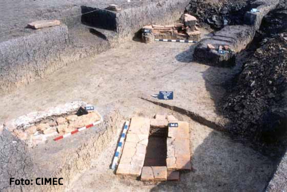 Cel mai mare cimitir din vremea Imperiului Roman a ajuns ghena de gunoi. Stramosii sunt ingropati in chistoace la Alba Iulia - Imaginea 3