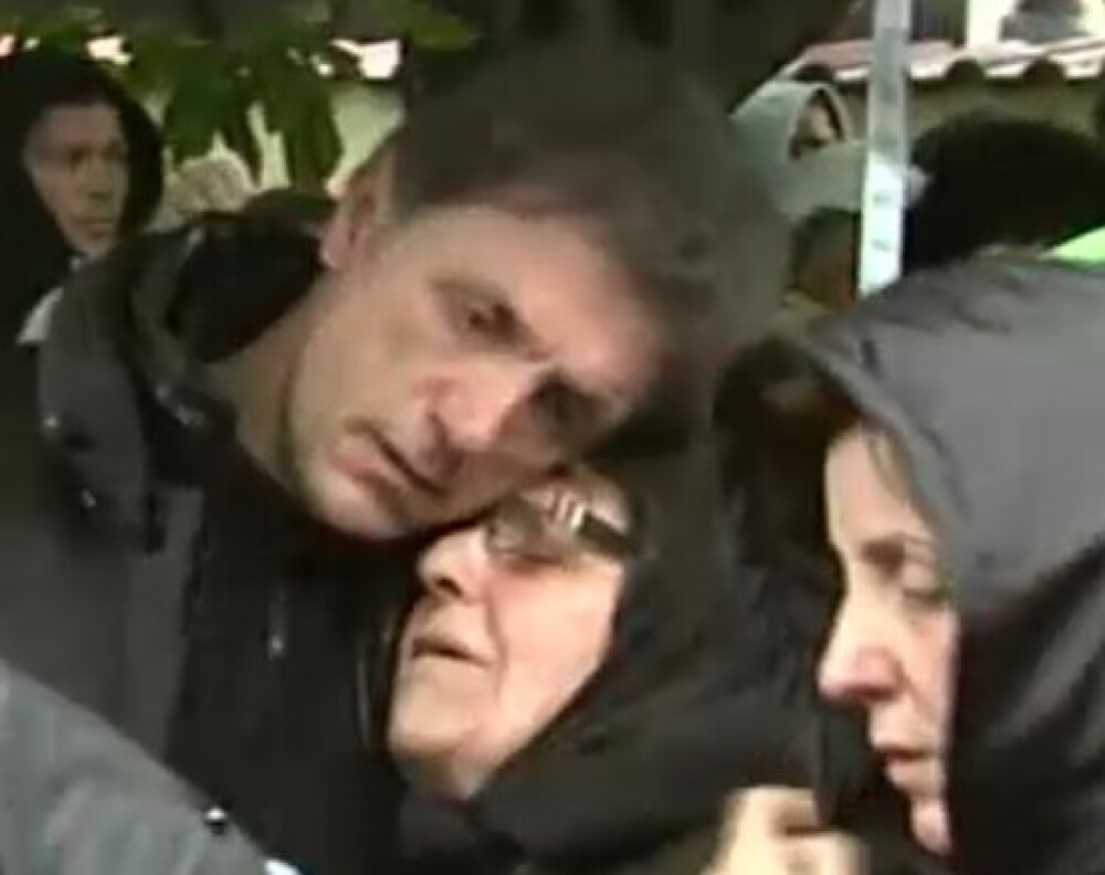 Gica Popescu si-a trait ziua de libertate printre lacrimi. 800 de persoane au fost prezente la inmormantarea tatalui sau - Imaginea 6