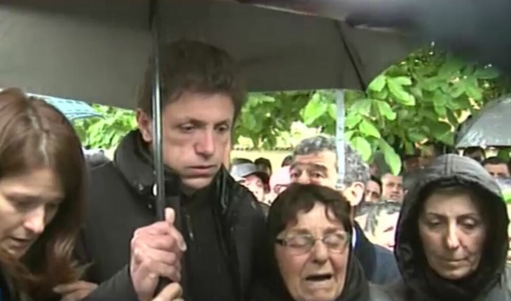 Gica Popescu si-a trait ziua de libertate printre lacrimi. 800 de persoane au fost prezente la inmormantarea tatalui sau - Imaginea 8