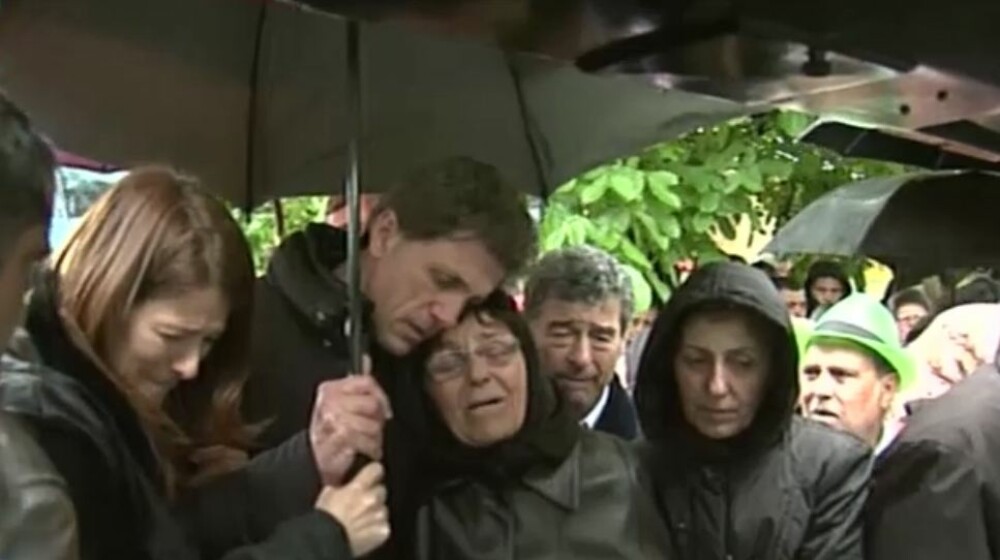 Gica Popescu si-a trait ziua de libertate printre lacrimi. 800 de persoane au fost prezente la inmormantarea tatalui sau - Imaginea 9