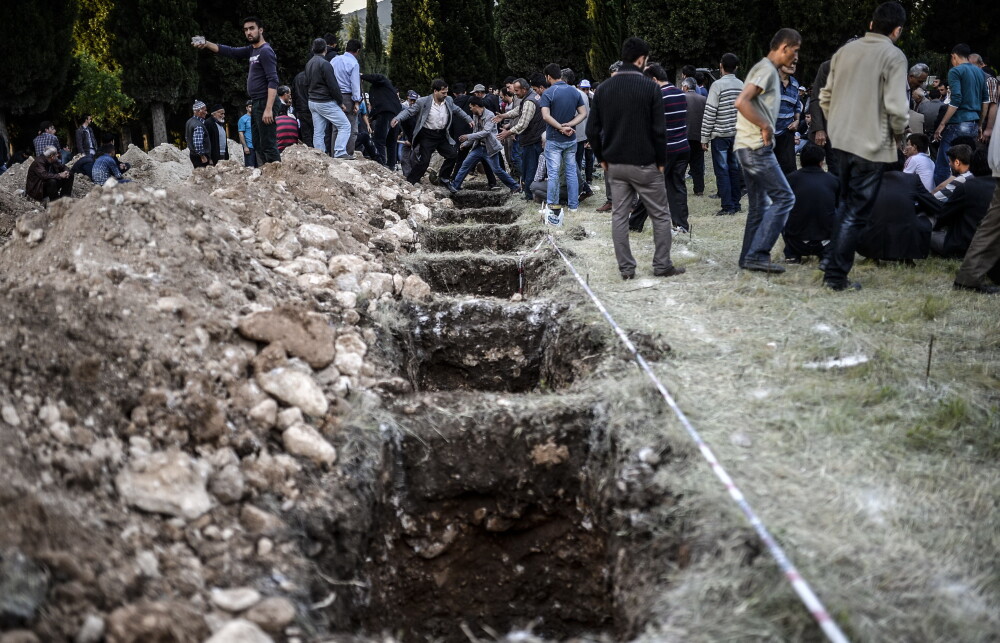Tensiuni dupa tragedia din mina. Consilierul premierului turc, pozat in timp ce lovea cu picioarele un protestatar - Imaginea 10