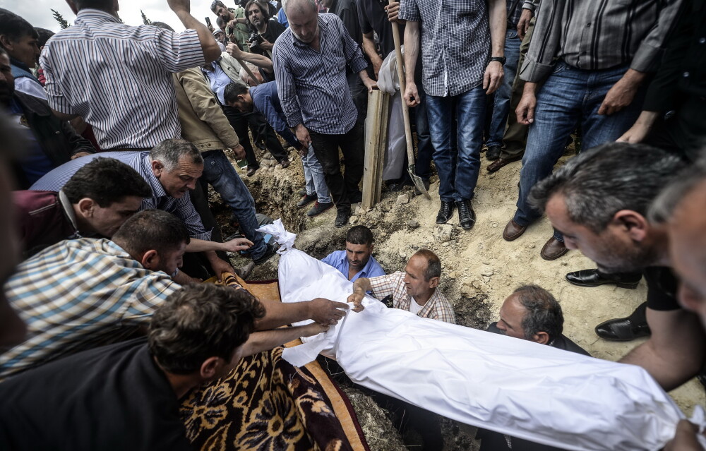 Tensiuni dupa tragedia din mina. Consilierul premierului turc, pozat in timp ce lovea cu picioarele un protestatar - Imaginea 11