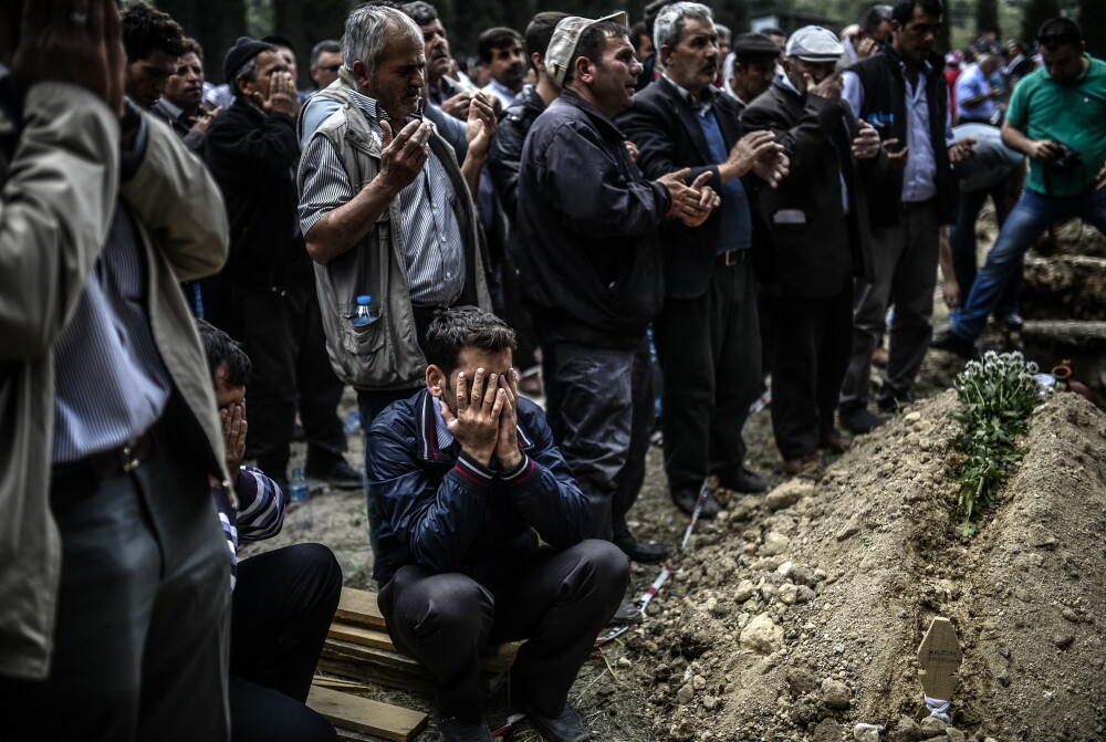 Tensiuni dupa tragedia din mina. Consilierul premierului turc, pozat in timp ce lovea cu picioarele un protestatar - Imaginea 12
