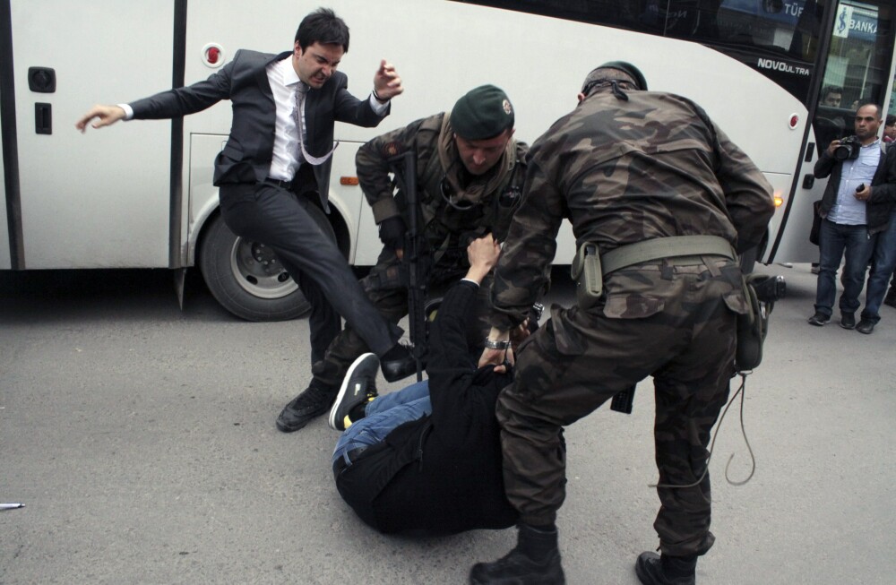 Tensiuni dupa tragedia din mina. Consilierul premierului turc, pozat in timp ce lovea cu picioarele un protestatar - Imaginea 13