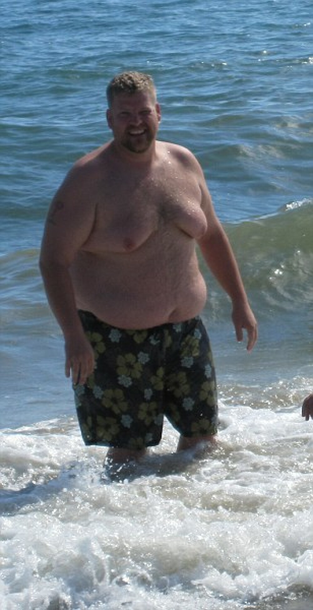 Barbatul de 150 de kilograme, care lucreaza la fast-food, a pus un pariu in urma un an. Cum a ajuns sa arate acum - Imaginea 1