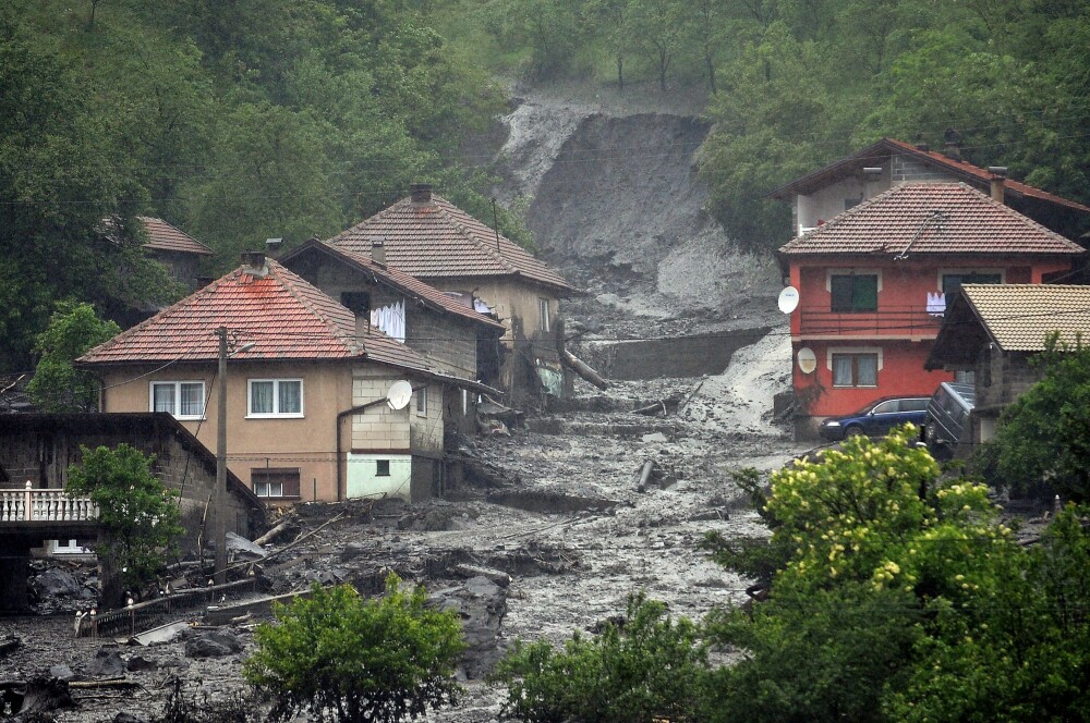 Inundatiile record din Balcani au facut peste 44 de morti si mii de sinistrati. In Bosnia a plouat in 3 zile cat in 3 luni - Imaginea 4