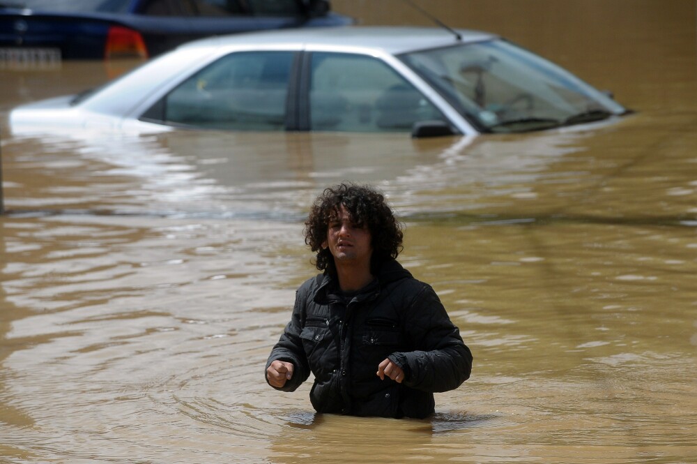 Inundatiile record din Balcani au facut peste 44 de morti si mii de sinistrati. In Bosnia a plouat in 3 zile cat in 3 luni - Imaginea 3