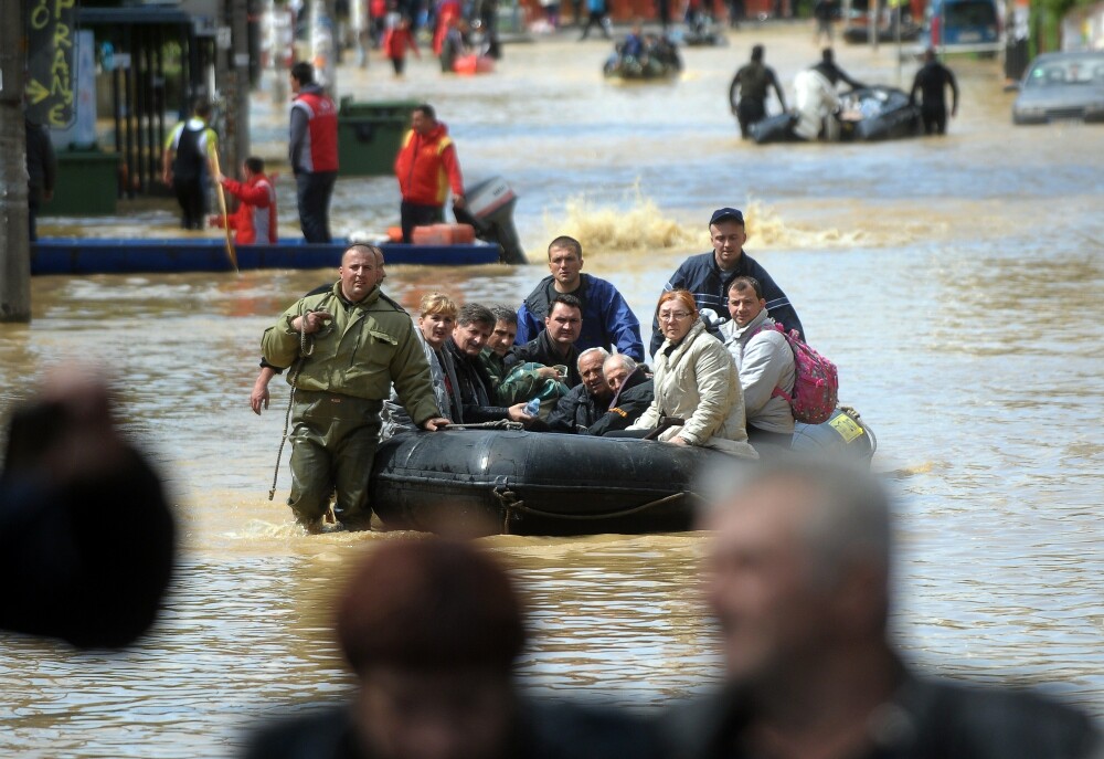 Inundatiile record din Balcani au facut peste 44 de morti si mii de sinistrati. In Bosnia a plouat in 3 zile cat in 3 luni - Imaginea 1