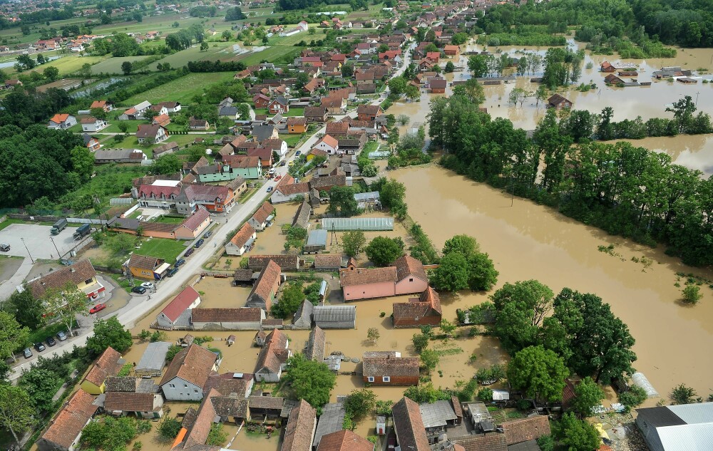 Inundatiile record din Balcani au facut peste 44 de morti si mii de sinistrati. In Bosnia a plouat in 3 zile cat in 3 luni - Imaginea 12