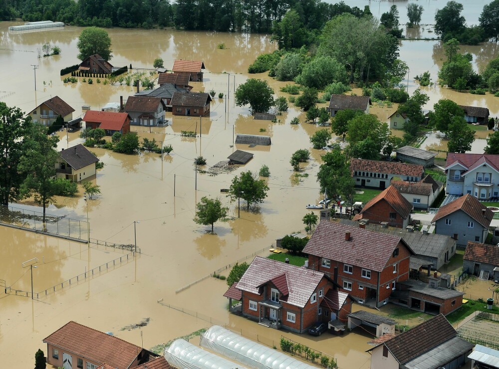 Inundatiile record din Balcani au facut peste 44 de morti si mii de sinistrati. In Bosnia a plouat in 3 zile cat in 3 luni - Imaginea 11