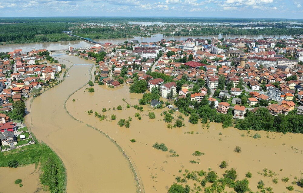 Inundatiile record din Balcani au facut peste 44 de morti si mii de sinistrati. In Bosnia a plouat in 3 zile cat in 3 luni - Imaginea 10